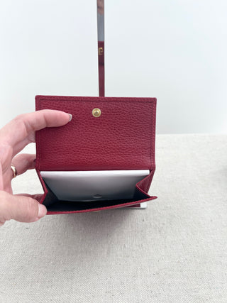 Gucci marmont bifold wallet in grained leather, featuring signature double G hardware
