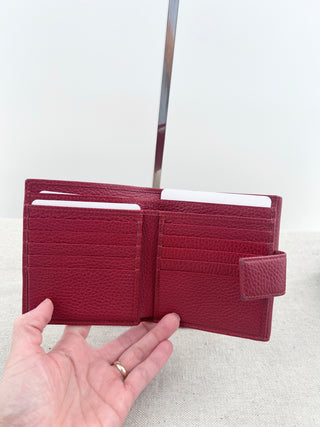 Gucci marmont bifold wallet in grained leather, featuring signature double G hardware