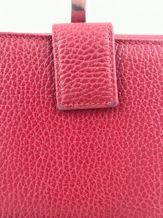 Gucci marmont bifold wallet in grained leather, featuring signature double G hardware