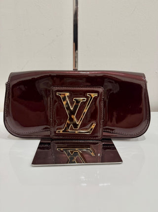 Louis Vuitton Amarante Vernis sobe clutch