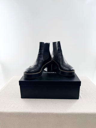 Chanel short leather boot with chain and CC detail, 39