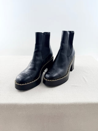 Chanel short leather boot with chain and CC detail, 39