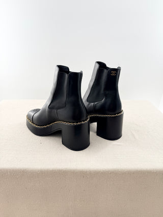 Chanel short leather boot with chain and CC detail, 39