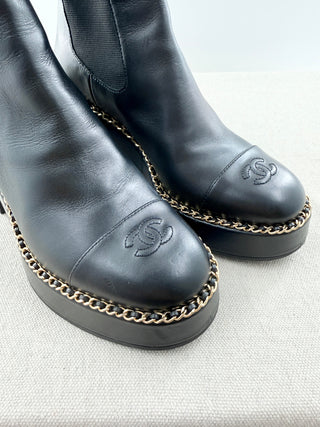 Chanel short leather boot with chain and CC detail, 39