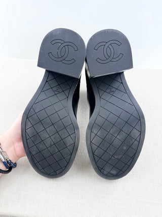 Chanel short leather boot with chain and CC detail, 39