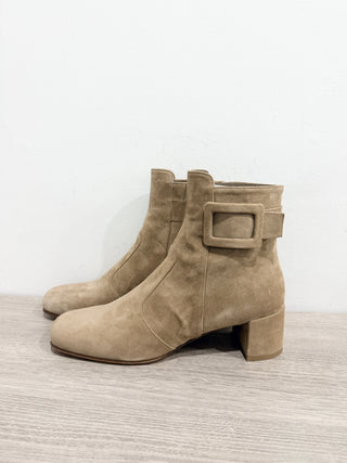 NWT Roger Vivier Tres Vivii Suede Block Heel Buckle Ankle Boot Light Beige EU 39