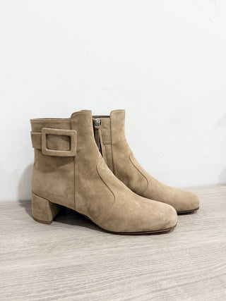 NWT Roger Vivier Tres Vivii Suede Block Heel Buckle Ankle Boot Light Beige EU 39