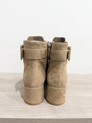 NWT Roger Vivier Tres Vivii Suede Block Heel Buckle Ankle Boot Light Beige EU 39