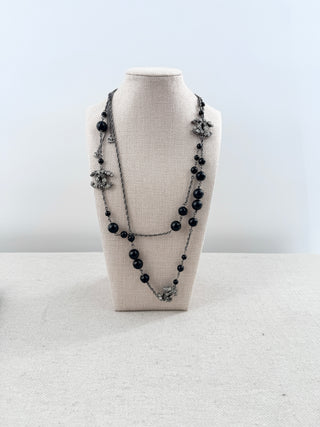 Chanel long vintage necklace with black beads and CC pearls