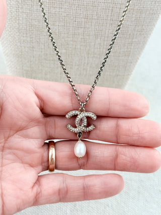 CHANEL vintage necklace with pearls and CC