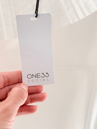 One 33 social One-shoulder gown with pleated ruffle detailing, 6