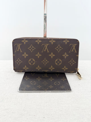 Louis Vuitton monogram zip up wallet