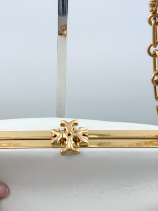 Tory Burch White leather shoulder bag with matching strap and gold chain strap, kiss lock closure