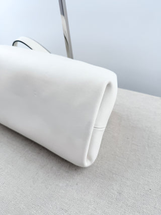 Tory Burch White leather shoulder bag with matching strap and gold chain strap, kiss lock closure