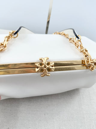 Tory Burch White leather shoulder bag with matching strap and gold chain strap, kiss lock closure