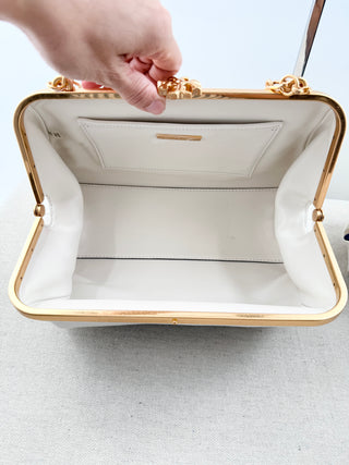 Tory Burch White leather shoulder bag with matching strap and gold chain strap, kiss lock closure