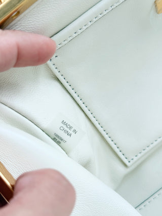 Tory Burch White leather shoulder bag with matching strap and gold chain strap, kiss lock closure
