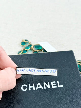 Chanel long chiclet sautoir necklace with emerald glass cry7stals in gilt gold