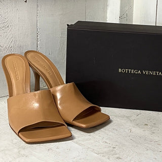 NWT Bottega Veneta Leather Slip On Wide Strap Heeled Mules Nude Womens 40 / US 9