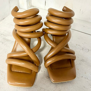 NWOT Nora Lozza Itza Puffed Leather Wrap Around Ankle Strappy Sandals Peru 40/ 9